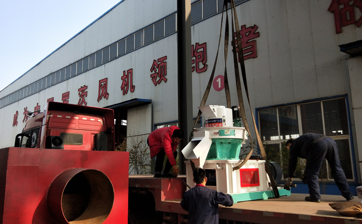 燃料顆粒機(jī)已裝車.jpg