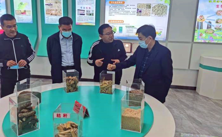 郝吉虎深入了解木屑造粒機(jī)生產(chǎn)線工作情況和顆粒機(jī)加工的生物質(zhì)原料的收、儲(chǔ)、運(yùn)和產(chǎn)品的生產(chǎn)、銷售、運(yùn)輸?shù)拳h(huán)節(jié)
